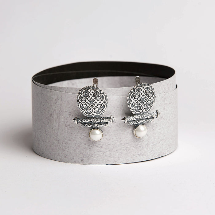 Earrings with pearl