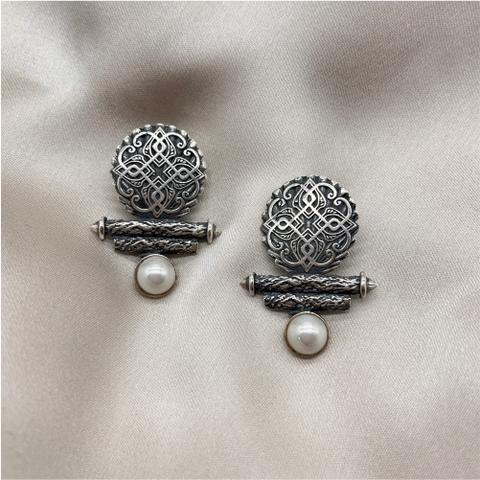 Earrings with pearl